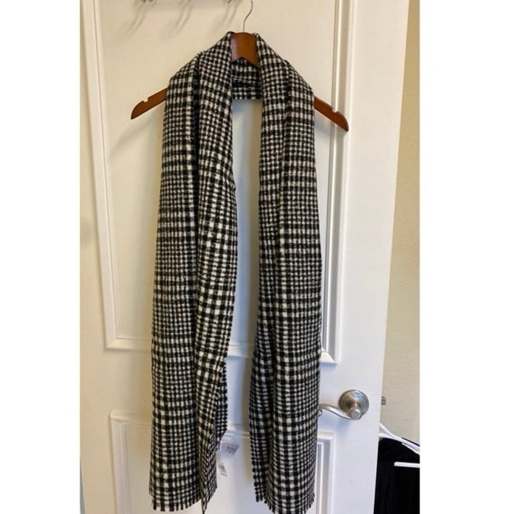 Old Navy Black White Brushed Flannel Wrap Scarf -New with tag